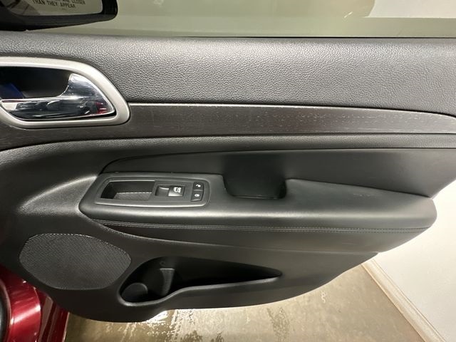 Thumbnail: 2018 Jeep Grand Cherokee - 24