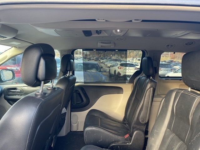 Thumbnail: 2016 Chrysler Town & Country - 17