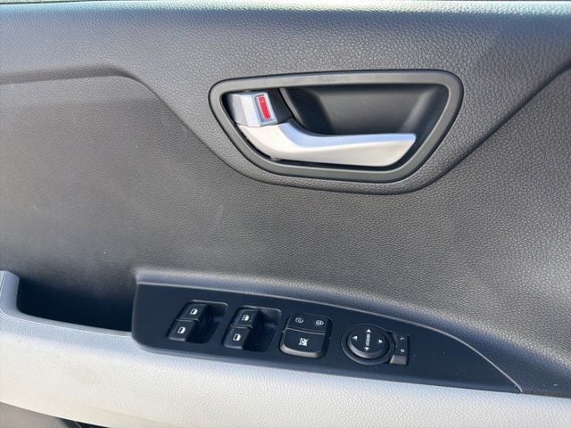 Thumbnail: 2018 Kia Rio - 25