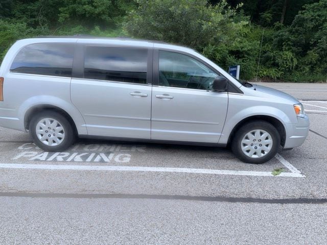 Thumbnail: 2010 Chrysler Town & Country - 4