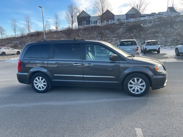 Thumbnail: 2016 Chrysler Town & Country - 6