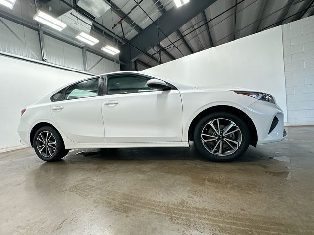 Thumbnail: 2022 Kia Forte - 3