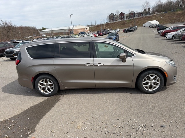 Thumbnail: 2018 Chrysler Pacifica - 6