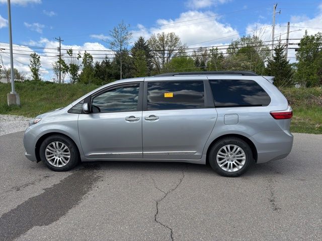 Thumbnail: 2017 Toyota Sienna - 15