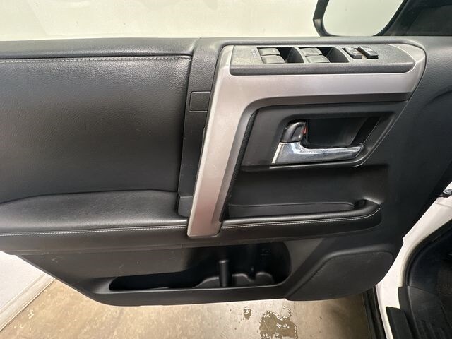 Thumbnail: 2015 Toyota 4Runner - 16