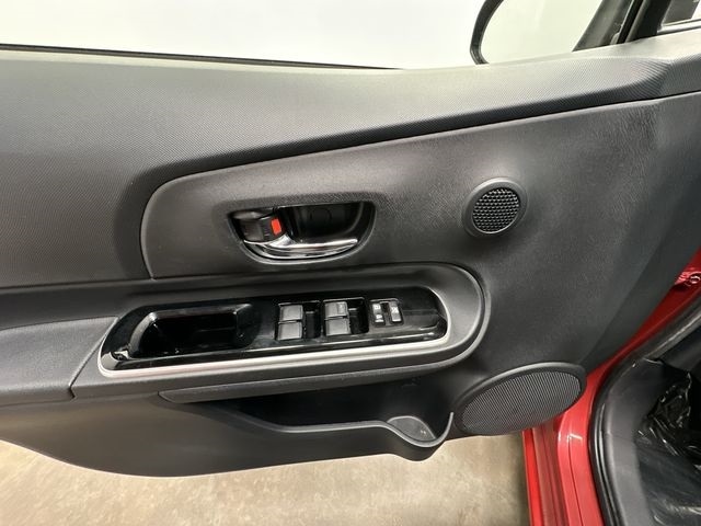 Thumbnail: 2015 Toyota Prius c - 14