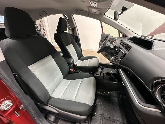 Thumbnail: 2015 Toyota Prius c - 18