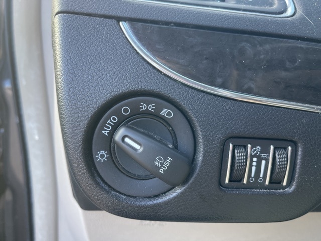 Thumbnail: 2016 Chrysler Town & Country - 23