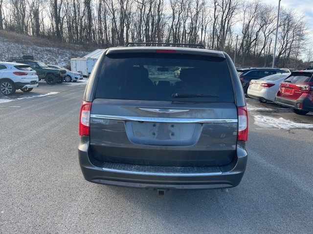 Thumbnail: 2016 Chrysler Town & Country - 10