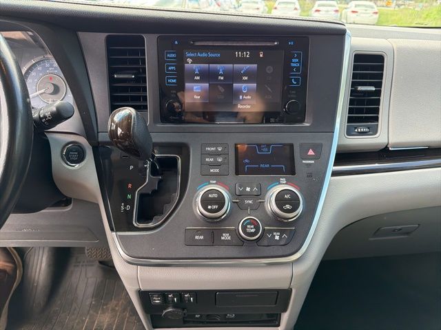 Thumbnail: 2017 Toyota Sienna - 23