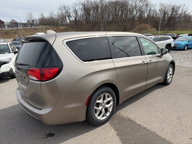 Thumbnail: 2018 Chrysler Pacifica - 9