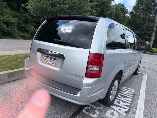 Thumbnail: 2010 Chrysler Town & Country - 11