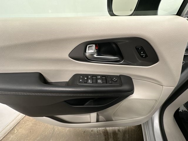 Thumbnail: 2023 Chrysler Pacifica - 18