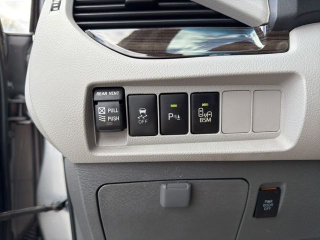 Thumbnail: 2017 Toyota Sienna - 25