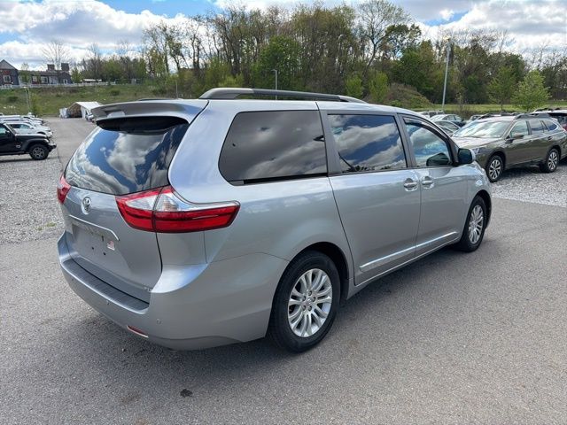 Thumbnail: 2017 Toyota Sienna - 9