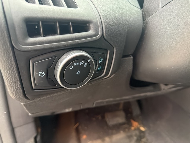 Thumbnail: 2016 Ford Focus - 14