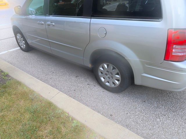 Thumbnail: 2010 Chrysler Town & Country - 23