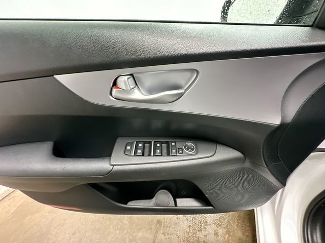 Thumbnail: 2022 Kia Forte - 16