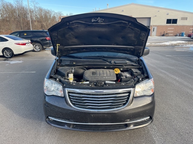 Thumbnail: 2016 Chrysler Town & Country - 3