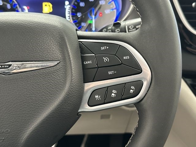 Thumbnail: 2023 Chrysler Pacifica - 9