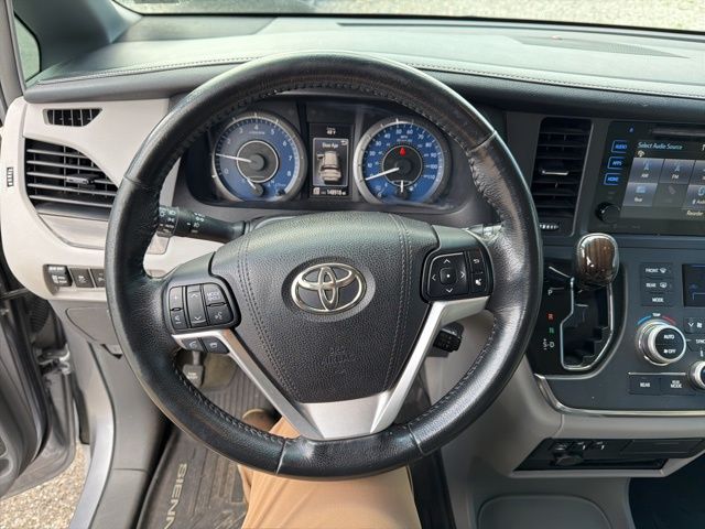 Thumbnail: 2017 Toyota Sienna - 21