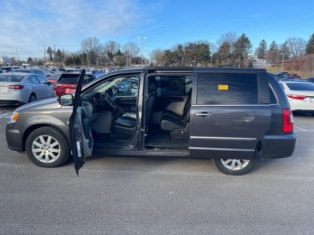 Thumbnail: 2016 Chrysler Town & Country - 15