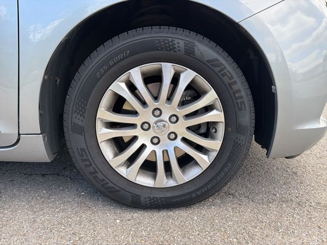 Thumbnail: 2017 Toyota Sienna - 7