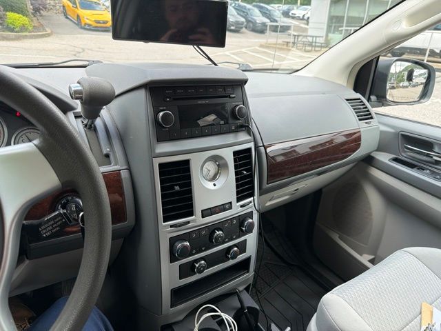 Thumbnail: 2010 Chrysler Town & Country - 38