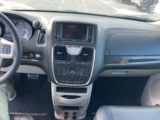 Thumbnail: 2016 Chrysler Town & Country - 20