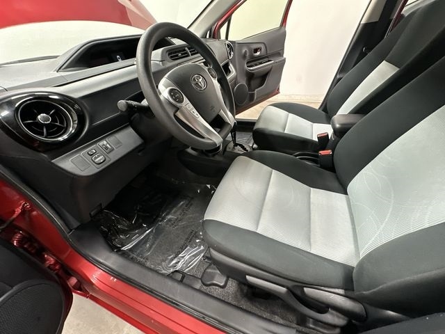 Thumbnail: 2015 Toyota Prius c - 12