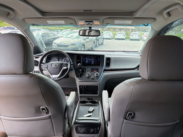 Thumbnail: 2017 Toyota Sienna - 19