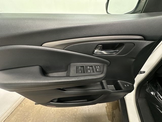 Thumbnail: 2017 Honda Pilot - 17