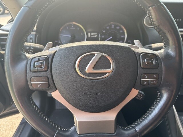 2017 Lexus IS  9