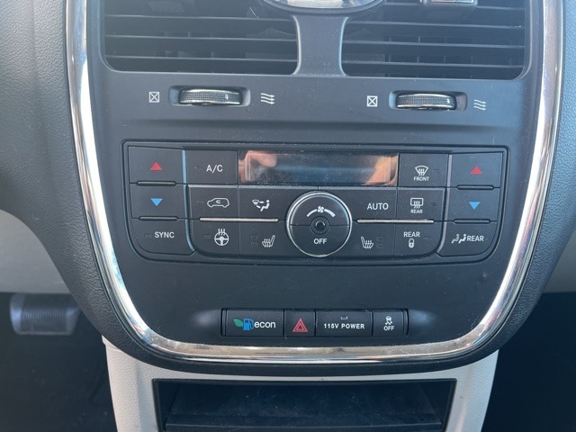 Thumbnail: 2016 Chrysler Town & Country - 21