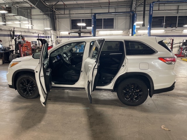 Thumbnail: 2015 Toyota Highlander - 15