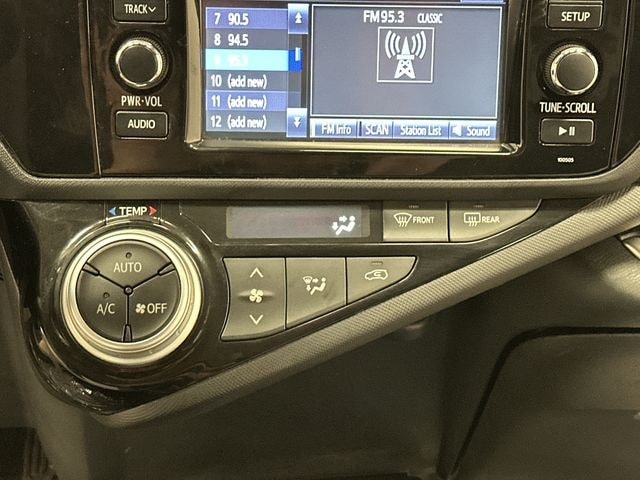 Thumbnail: 2015 Toyota Prius c - 11