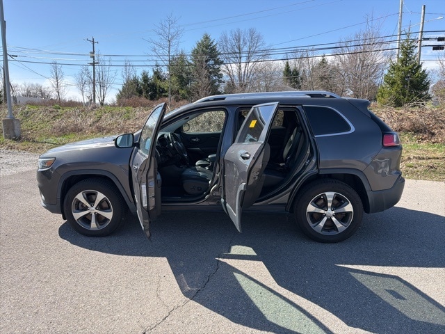 Thumbnail: 2019 Jeep Cherokee - 16