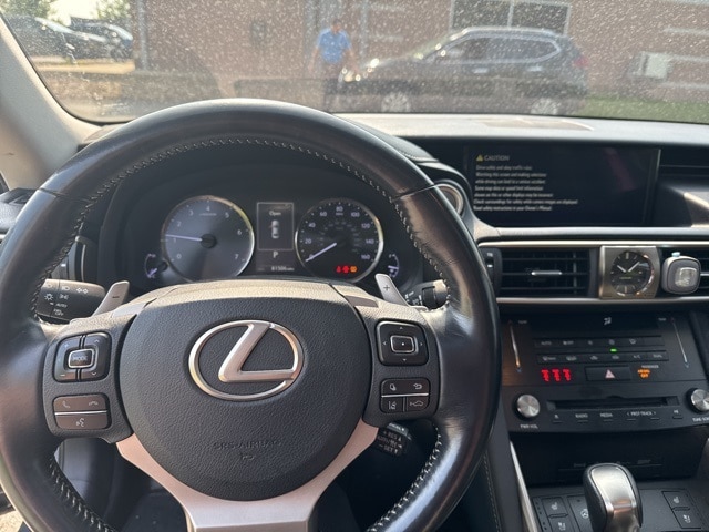 2017 Lexus IS  13