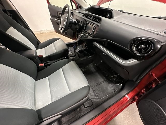 Thumbnail: 2015 Toyota Prius c - 17