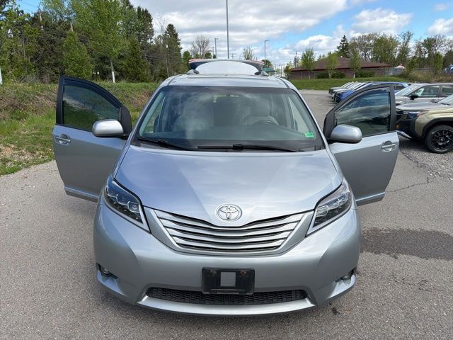 Thumbnail: 2017 Toyota Sienna - 28