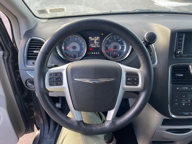 Thumbnail: 2016 Chrysler Town & Country - 19