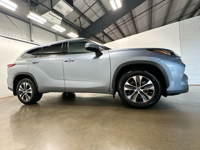 Thumbnail: 2022 Toyota Highlander - 3