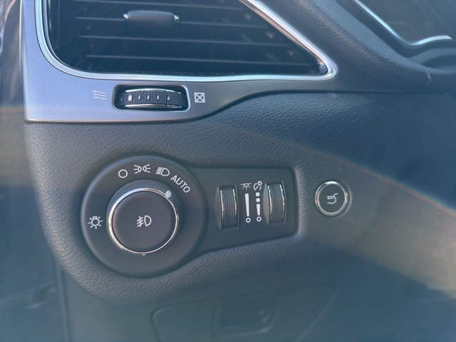 Thumbnail: 2019 Jeep Cherokee - 25