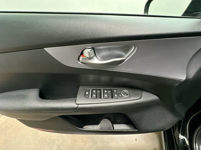 Thumbnail: 2022 Kia Forte - 16
