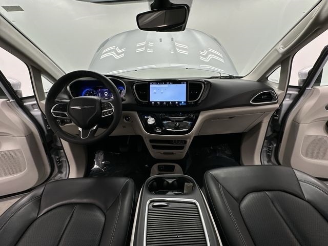 Thumbnail: 2023 Chrysler Pacifica - 21