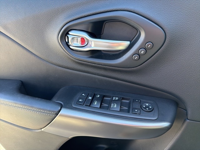 Thumbnail: 2019 Jeep Cherokee - 26