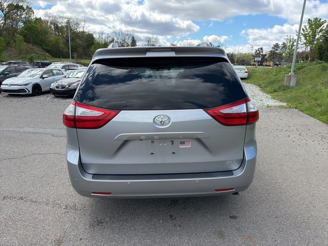 Thumbnail: 2017 Toyota Sienna - 10