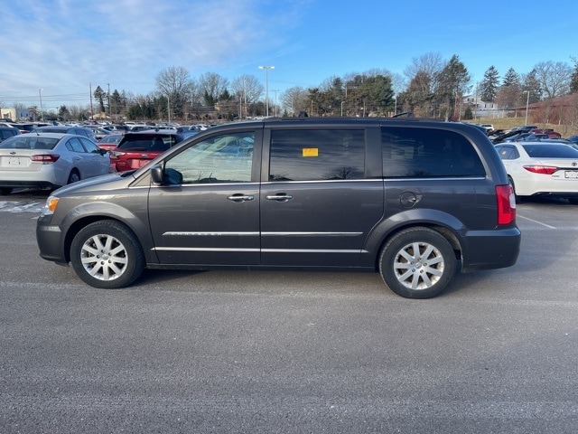 Thumbnail: 2016 Chrysler Town & Country - 14