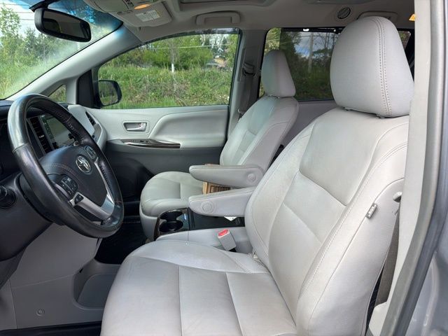 Thumbnail: 2017 Toyota Sienna - 20