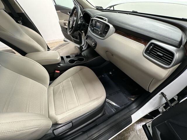 Thumbnail: 2017 Kia Sorento - 18